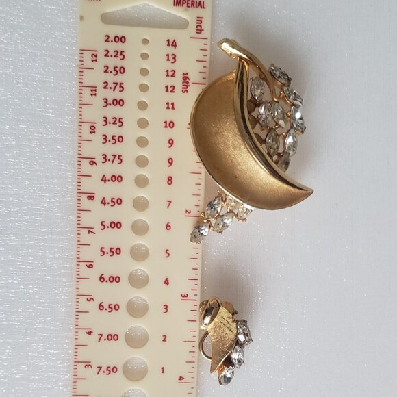 1960-s BSK VINTAGE FLOWER BROOCH AND CLIPS SET WITH MARQUISE CLEAR STONES. - Picture 6 of 7